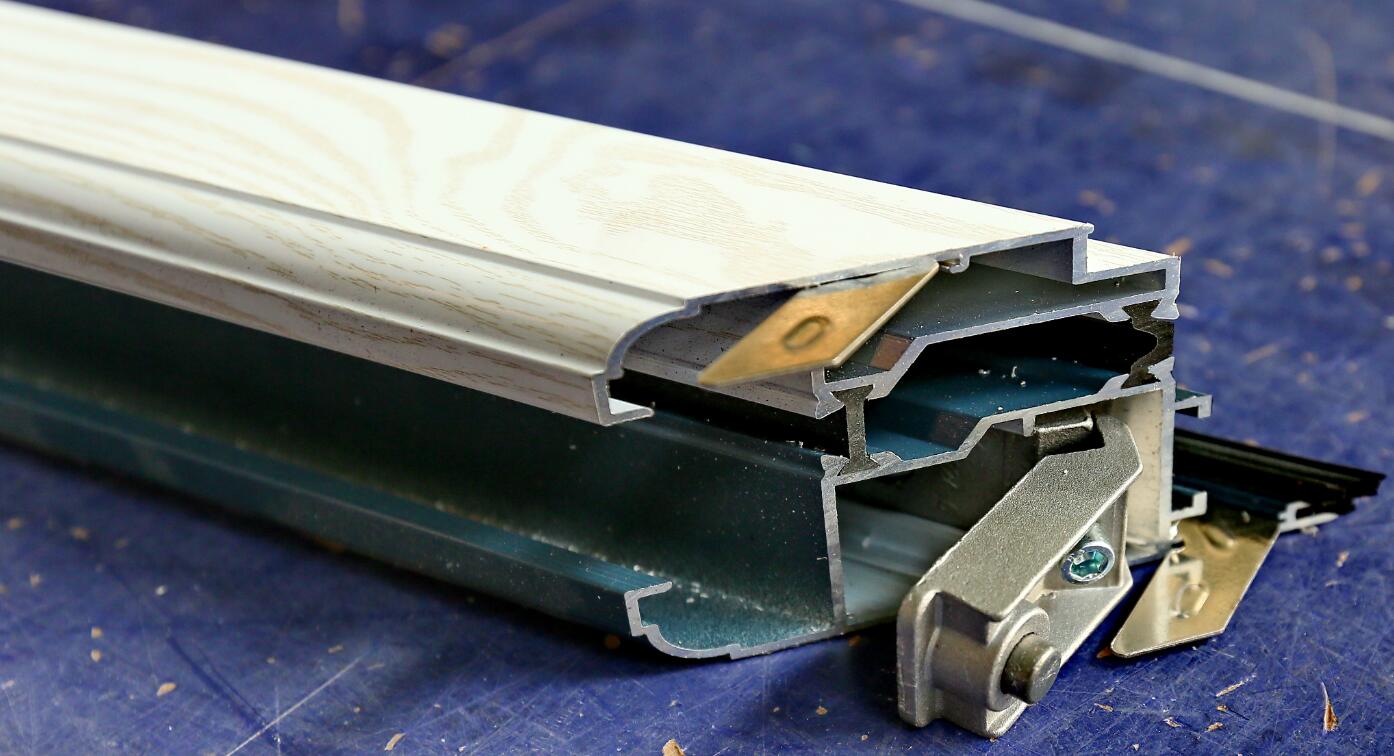 sprutning av små aluminiumprofiler: De specialformade aluminiumprofilerna behandlade med sprutning av små delar har utmärkt korrosionsbeständighet och slitstyrka