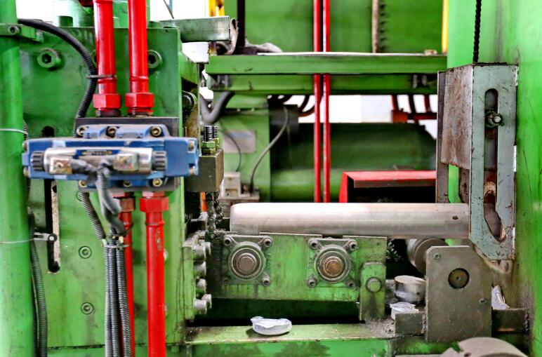 LED -ramaluminiumprofiler, oregelbundna aluminiumprofiler och industriella oregelbundna aluminiumprofiler genomgår precisionsbearbetningstekniker som extrudering, skärning och svetsning